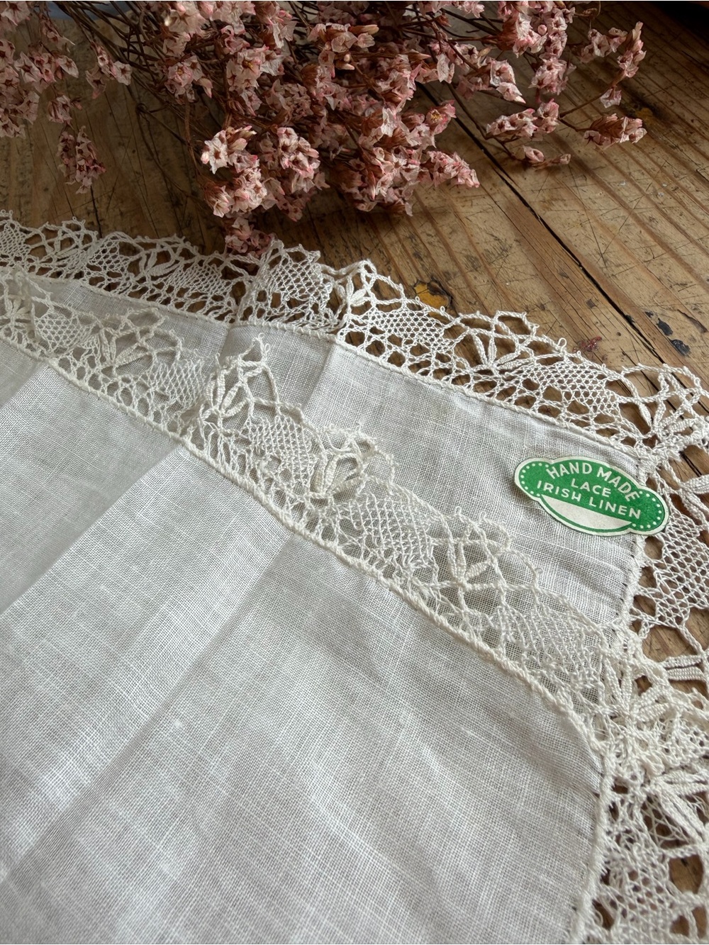 Irish linen handkerchief white/cream with handmade lace edging true vintage - Picture 3 of 3